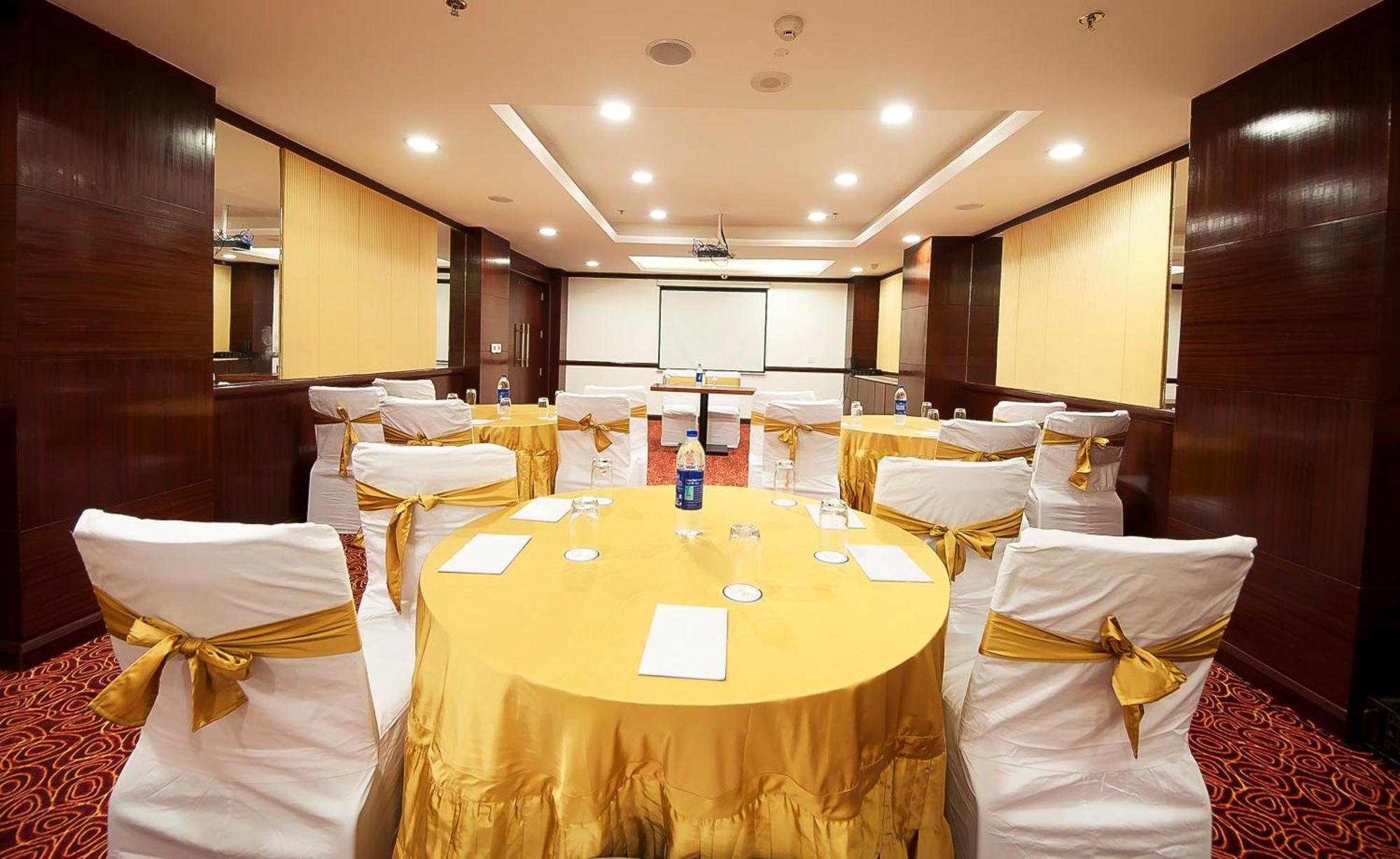 The Golden Plaza Hotel Panchkula Ngoại thất bức ảnh
