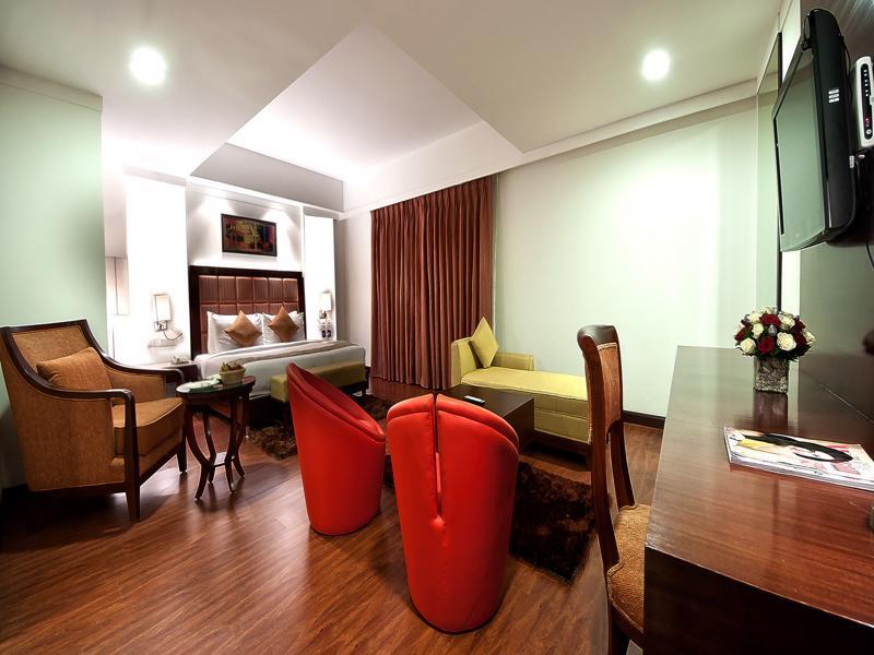 The Golden Plaza Hotel Panchkula Ngoại thất bức ảnh